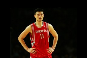 中国足球国家队强化中后场防守协同机制，足球中后卫防守技巧一对一视频