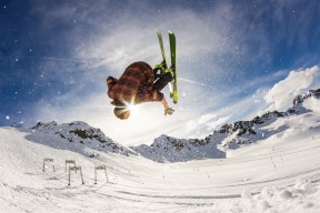 “华金·托比利亚的冷静头脑与强硬防守，为阿根廷美洲狮队抵御外敌”