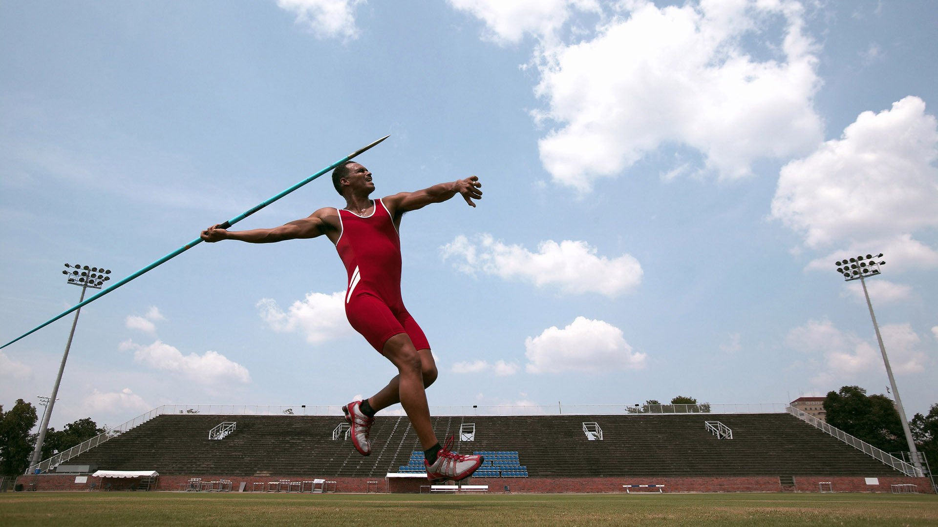 “尼古拉斯·桑特基的快速突破与精准配合，推动美洲狮队成为新一代强队”